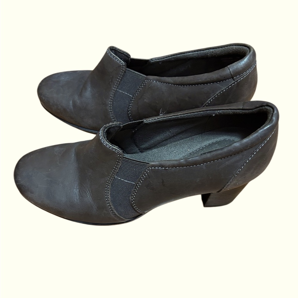 Vintage Clarks women's shoes 100% leather loafer style with heel